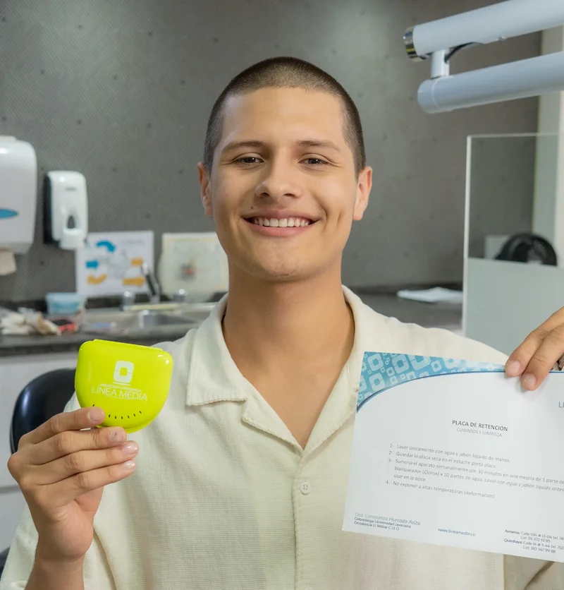 Paciente con su retenedor y certificado